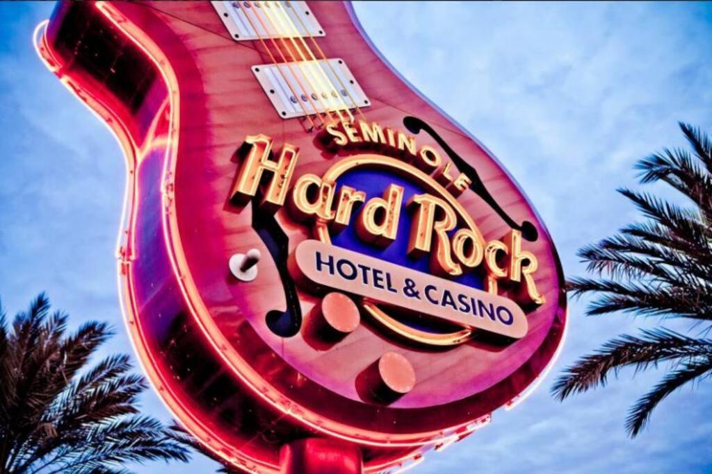Stylish Suite Tampa Minutes To Hard Rock Casino Mango Exterior photo
